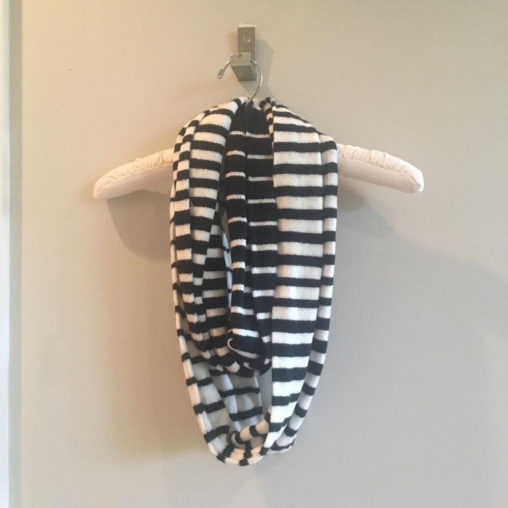 📦 Donating Soon!📦 **NWOT** Super-Soft Infinity Scarf!